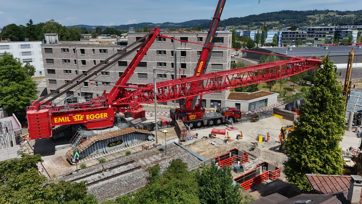 Der Raupenkran steht mit seinem ersten Modul an der Usterstrasse in Wetzikon bereit. Auf solchen Betonklötzen sitzt der wohl grösste Raupenkran der Schweiz.